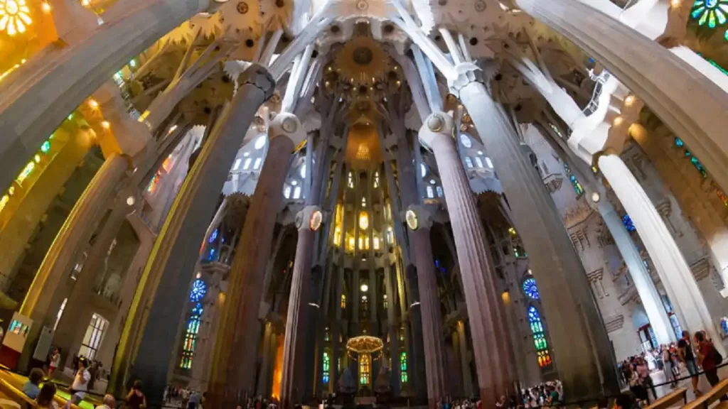¿Cómo llegar a la Sagrada Familia? Transporte, horarios y precios